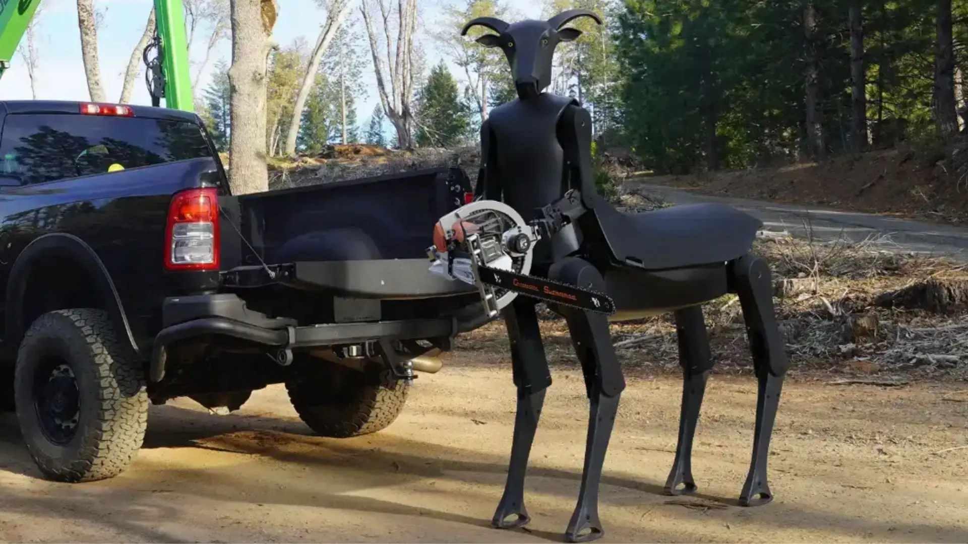 Robot-centaur cu drujbă: coșmar sau salvator? A cucerit internetul
