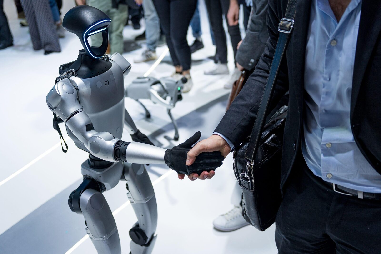 China dă lovitura: Robot-partener, listare-surpriză pe bursă