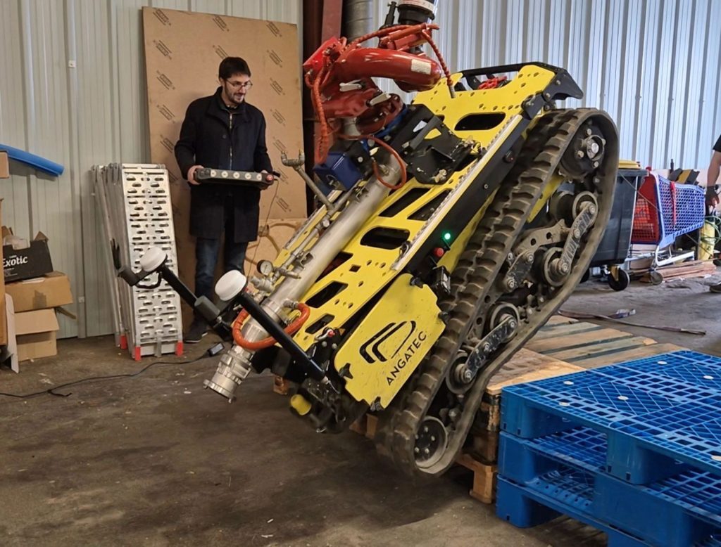 București: Robot revoluționar combate drone, incendii și ajută la recoltat