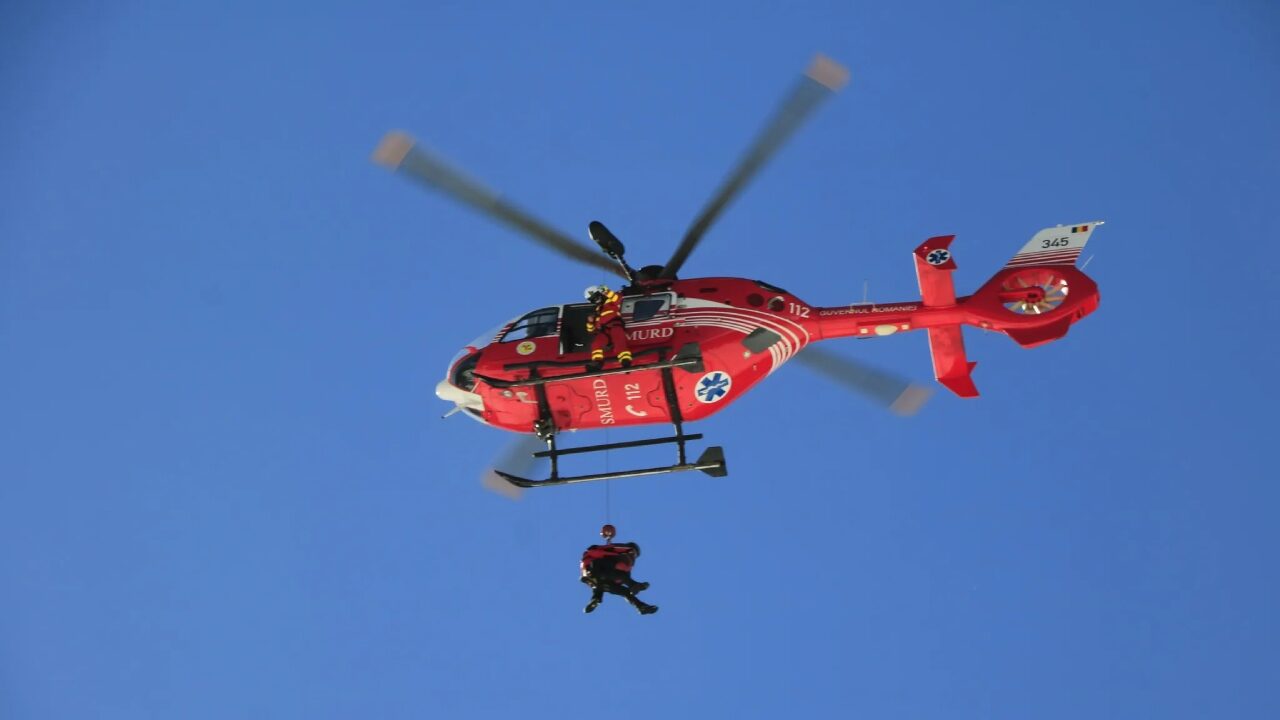 Germani salvați din Văile Albe cu sistem nou, elicopter SMURD ajută