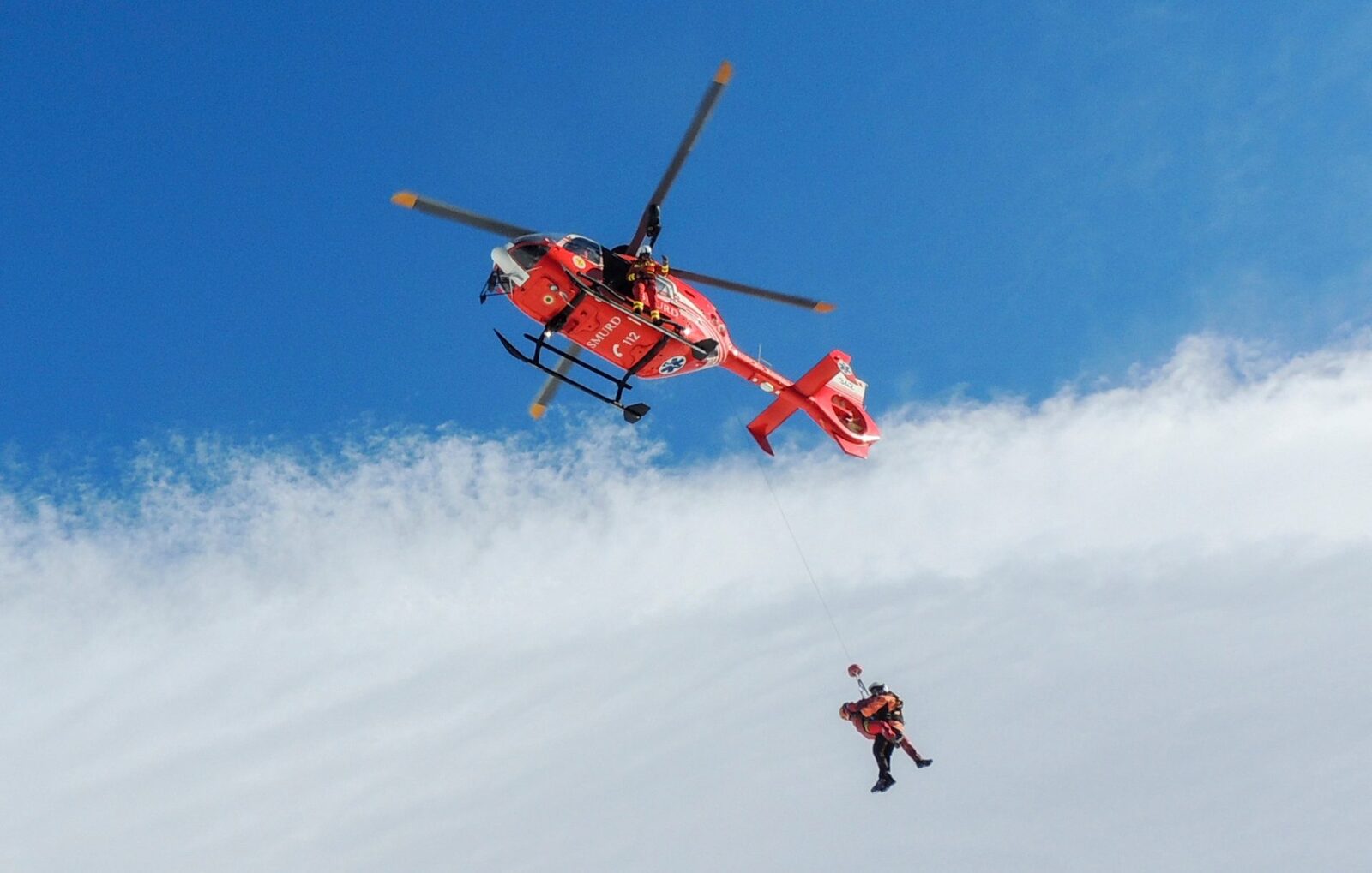 Bucegi: Doi alpiniști blocați, intervenție dificilă salvamontiști