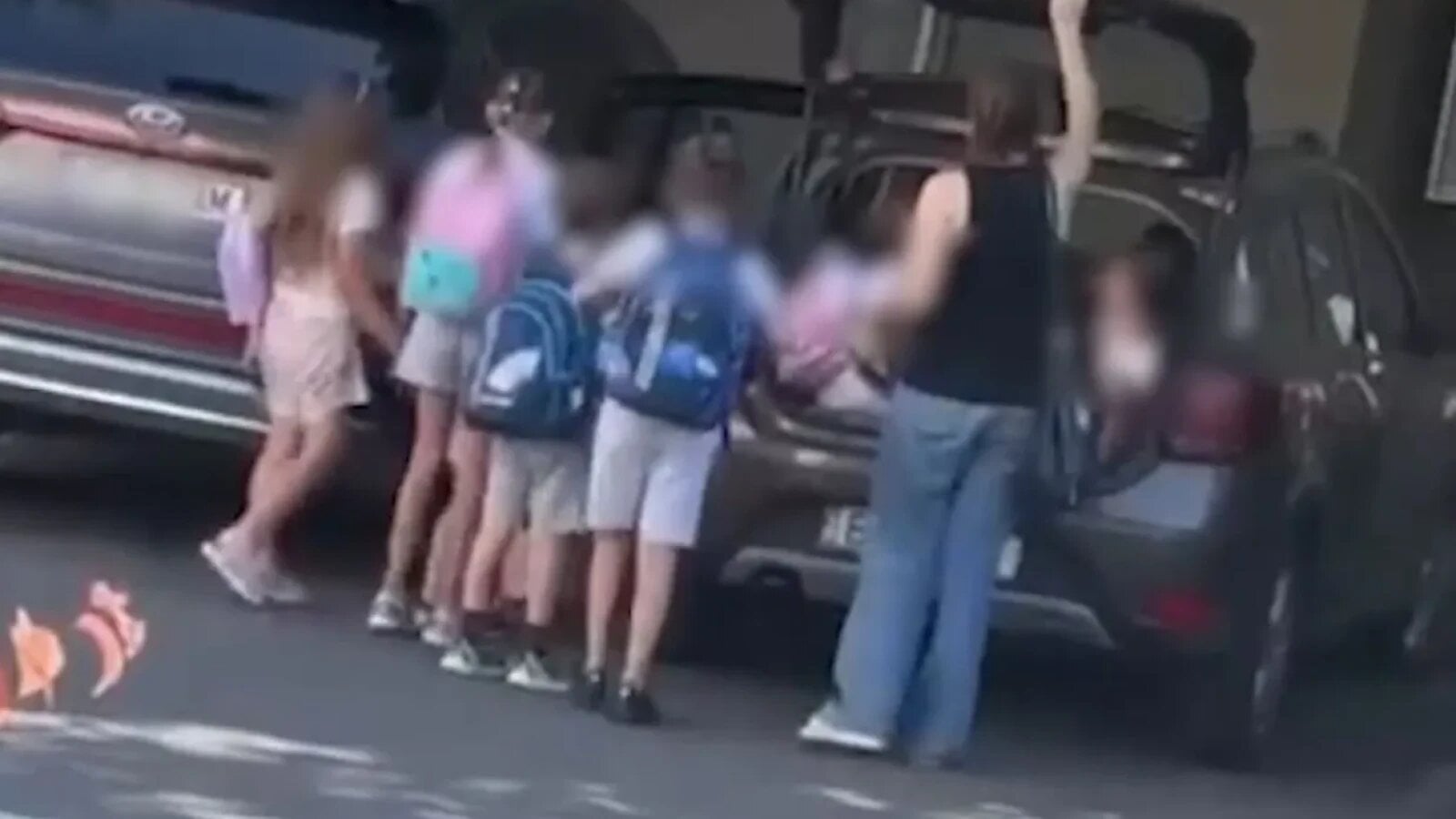 Dacia 10 locuri improvizată: Șefă after-school explică nebunia din portbagaj