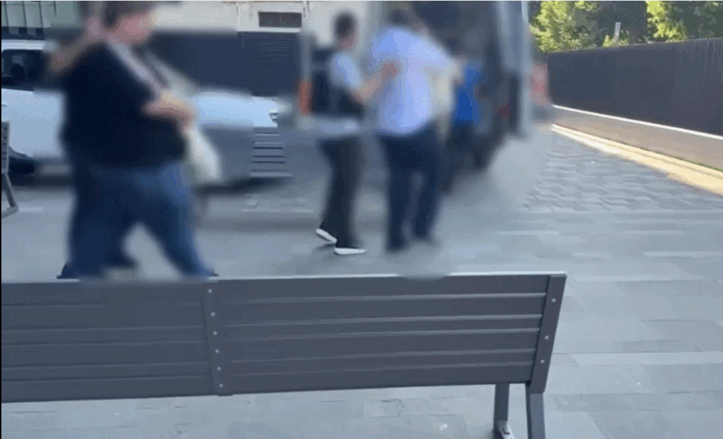 Trei escroci cu „acoperișul” reținuți pentru șantaj și tâlhărie