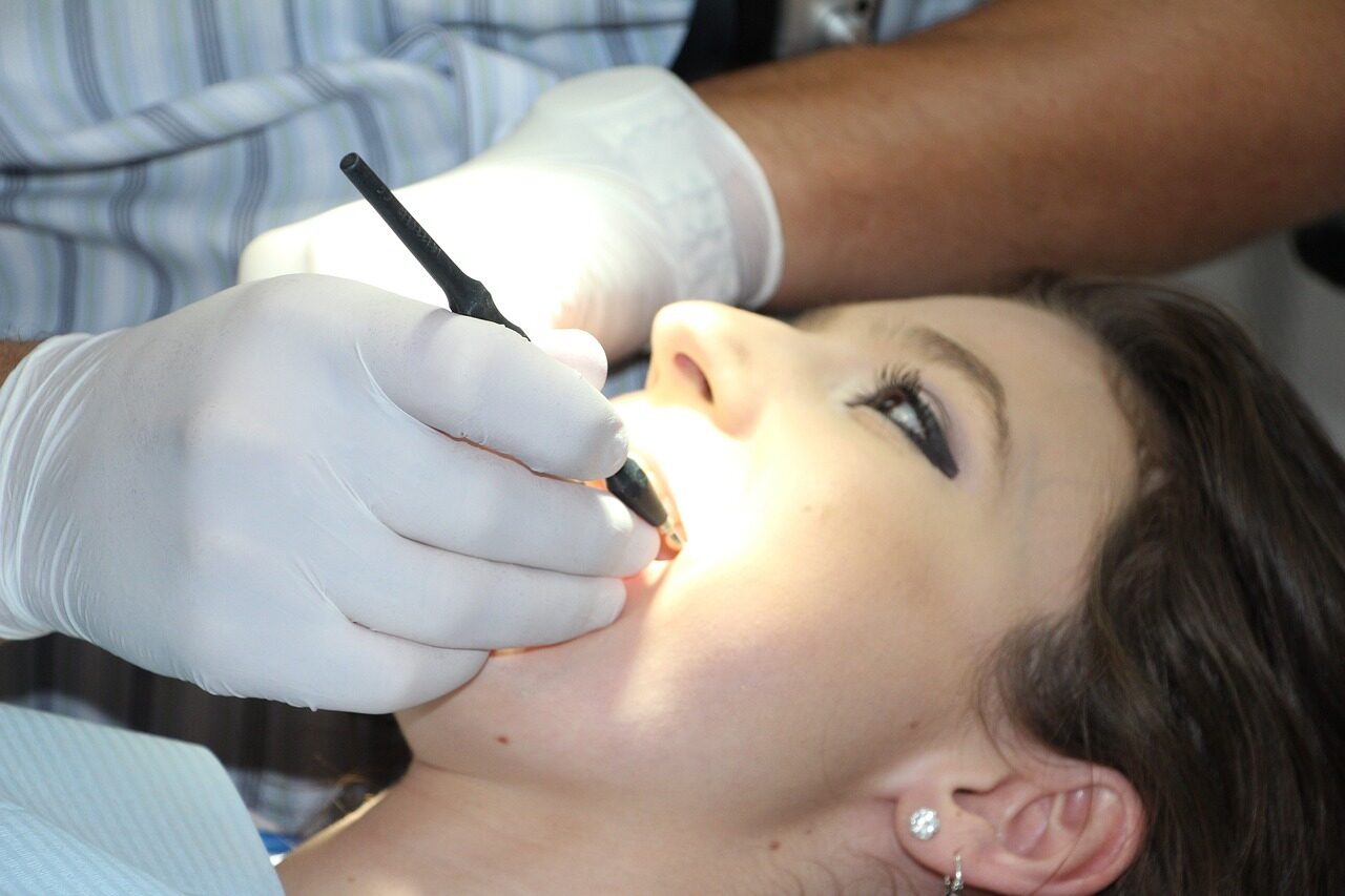 Prețuri stomatologice România: Timișoara, cea mai ieftină. Implant, 1700 lei