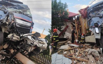 TIR scăpat de sub control în Vaslui: Două case distruse, un dezastru