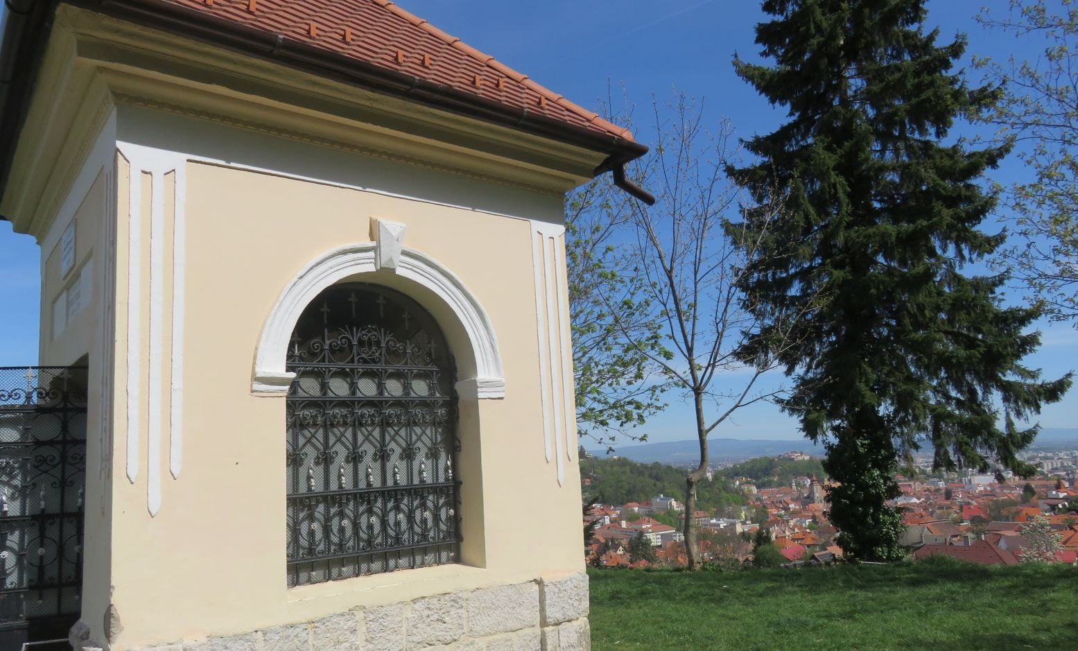 Troițe vechi din Șcheii Brașovului, salvate cu 2 mil. euro de Europa