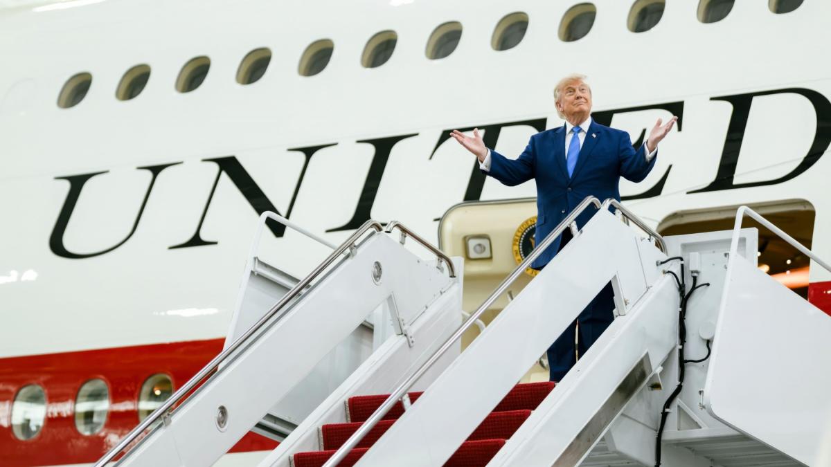 Trump, ascuns într-un camion la NATO: amănunte despre evadarea sa secretă