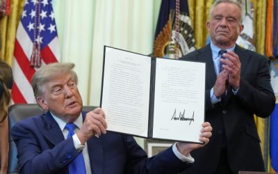 Trump, acuze false la semnarea decretului privind vaccinurile pentru copii