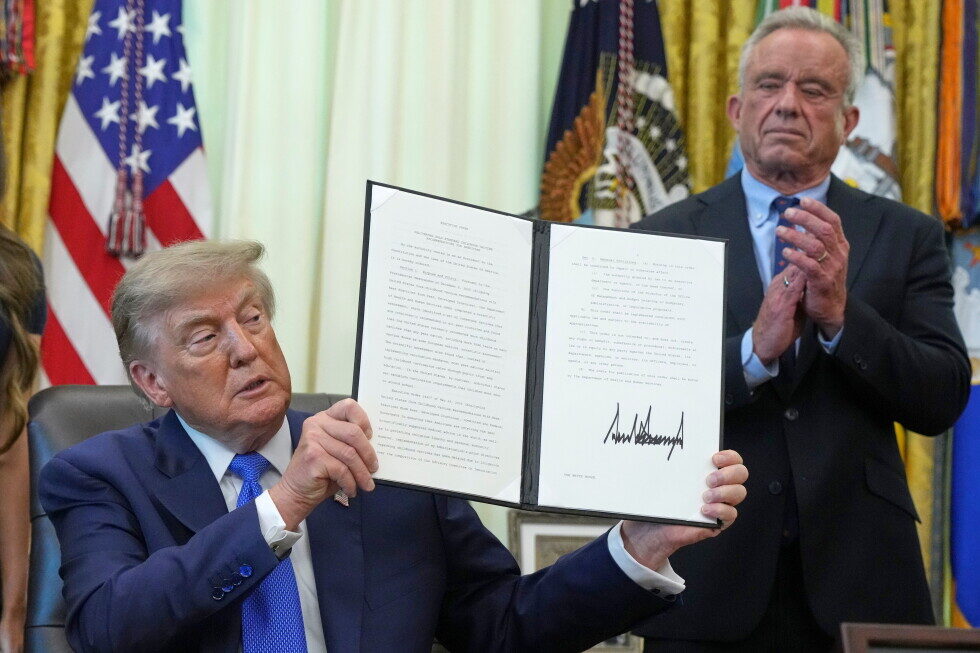 Trump, acuze false la semnarea decretului privind vaccinurile pentru copii