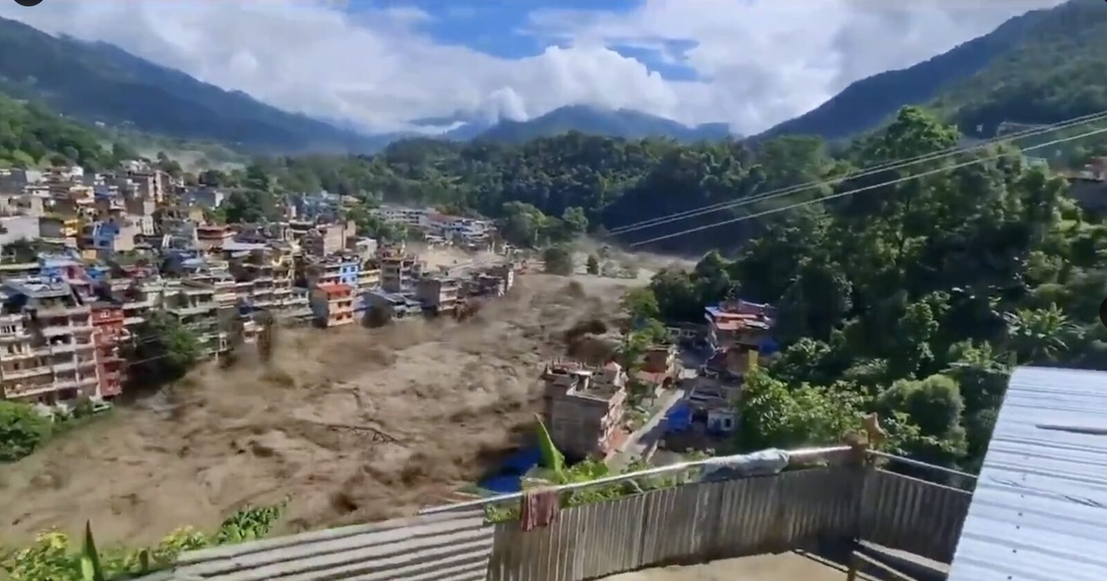 Tibet-Nepal: Viitura ucide 160, sute date dispărute