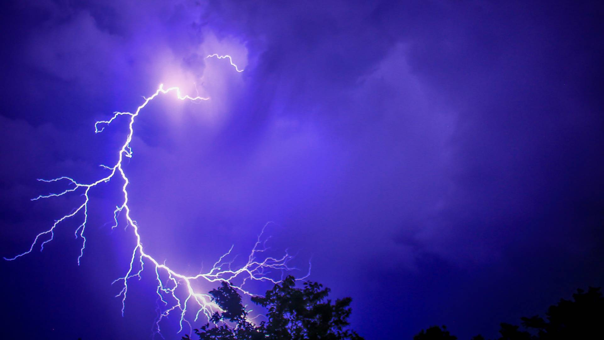 Avertisment meteo: Zeci de județe vizate de furtuni vineri