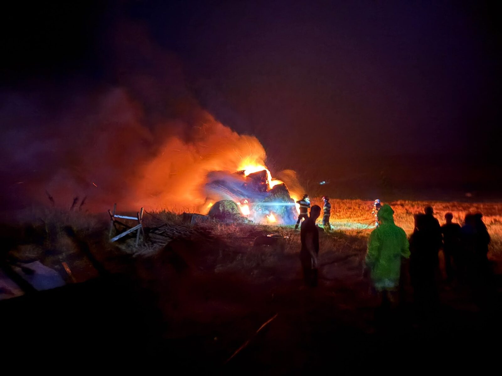 Fulger a pus pe jar o gospodărie. Pompierii au stins incendiul după două ore