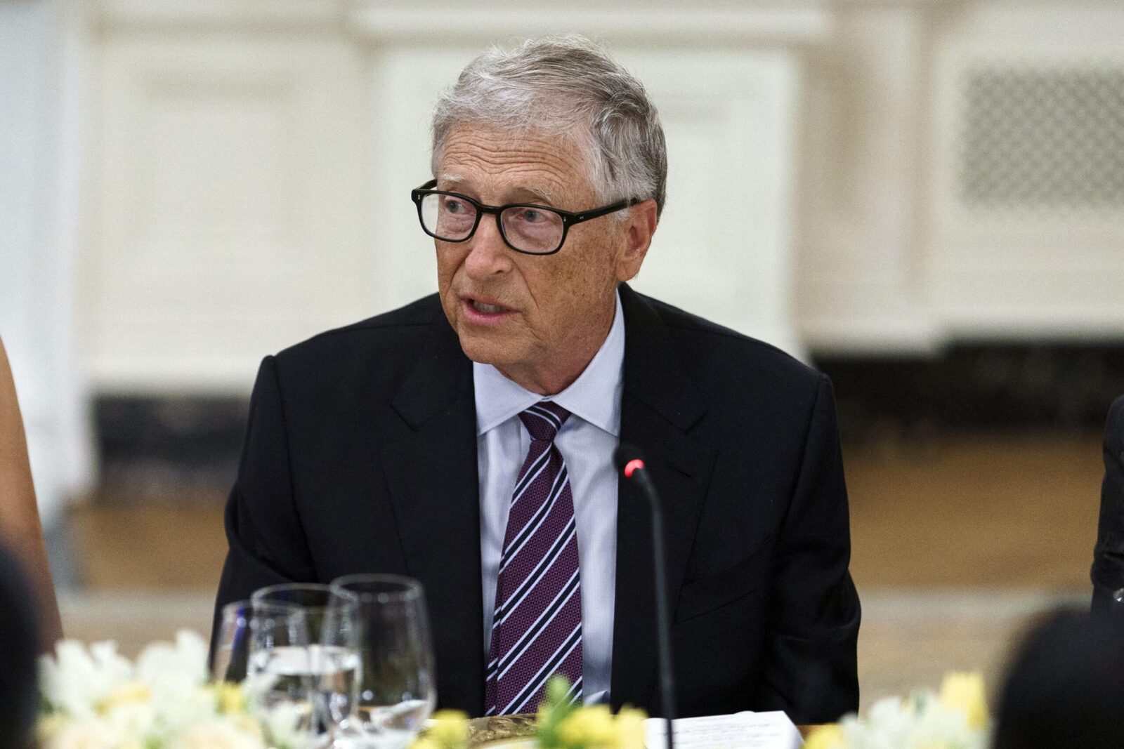 Gates: AI ar putea ucide un miliard de oameni dacă nu e controlată