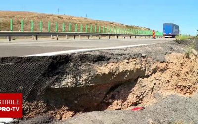 Autostrada care se surpă de când a fost inaugurată. S-a format un crater adânc de un metru, dar nu poate fi reparată momentan