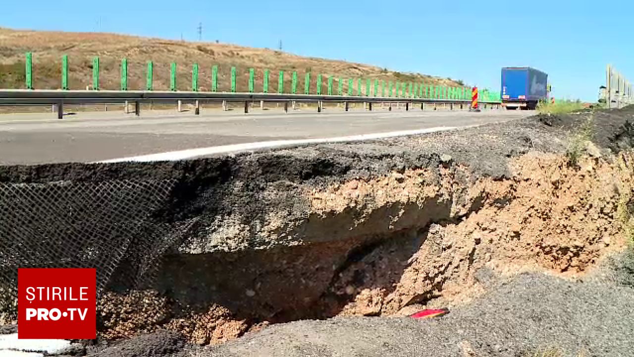 Autostrada care se surpă de când a fost inaugurată. S-a format un crater adânc de un metru, dar nu poate fi reparată momentan