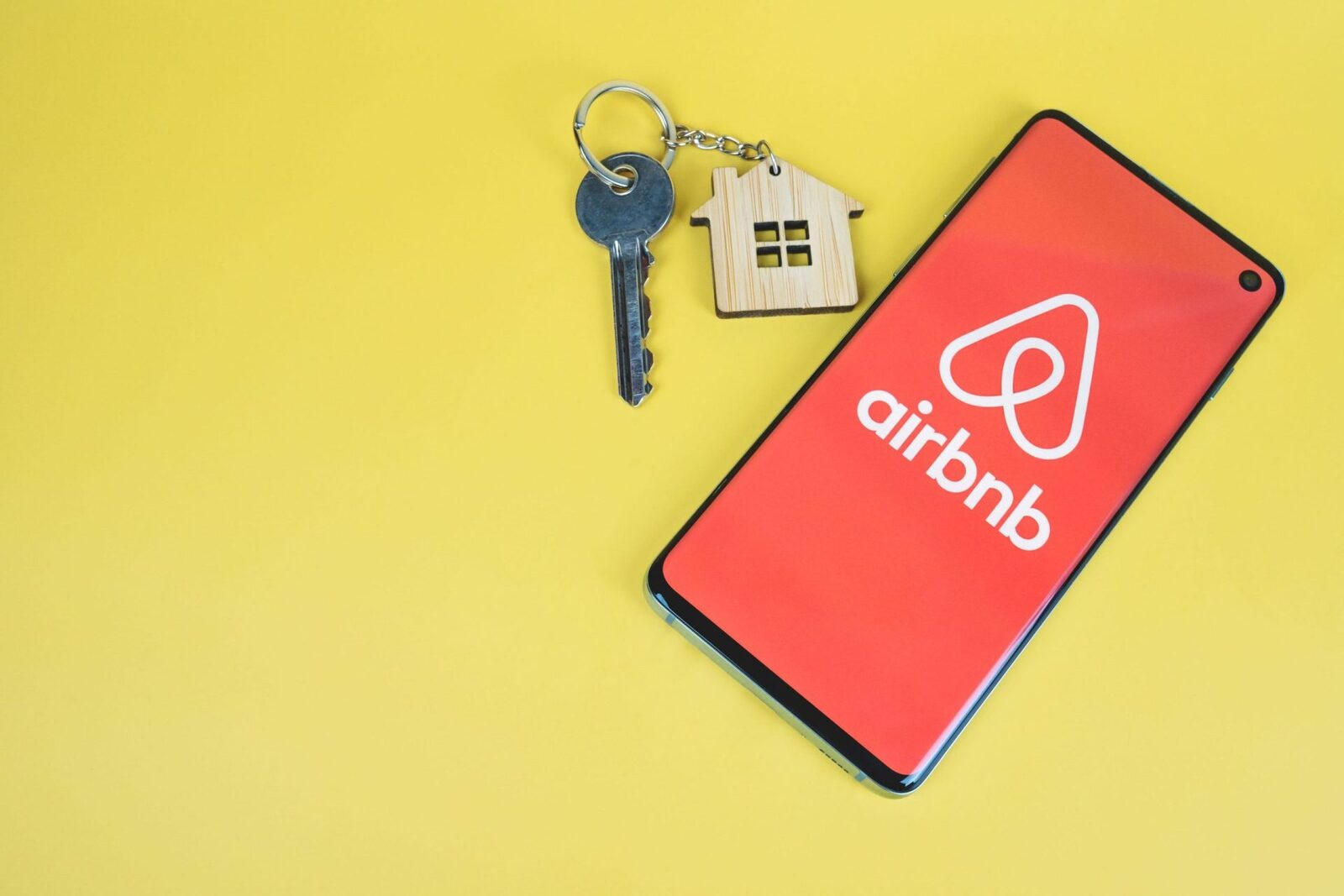 Taxe Ascunse 2026: Ce plătești dacă închiriezi pe Booking sau Airbnb