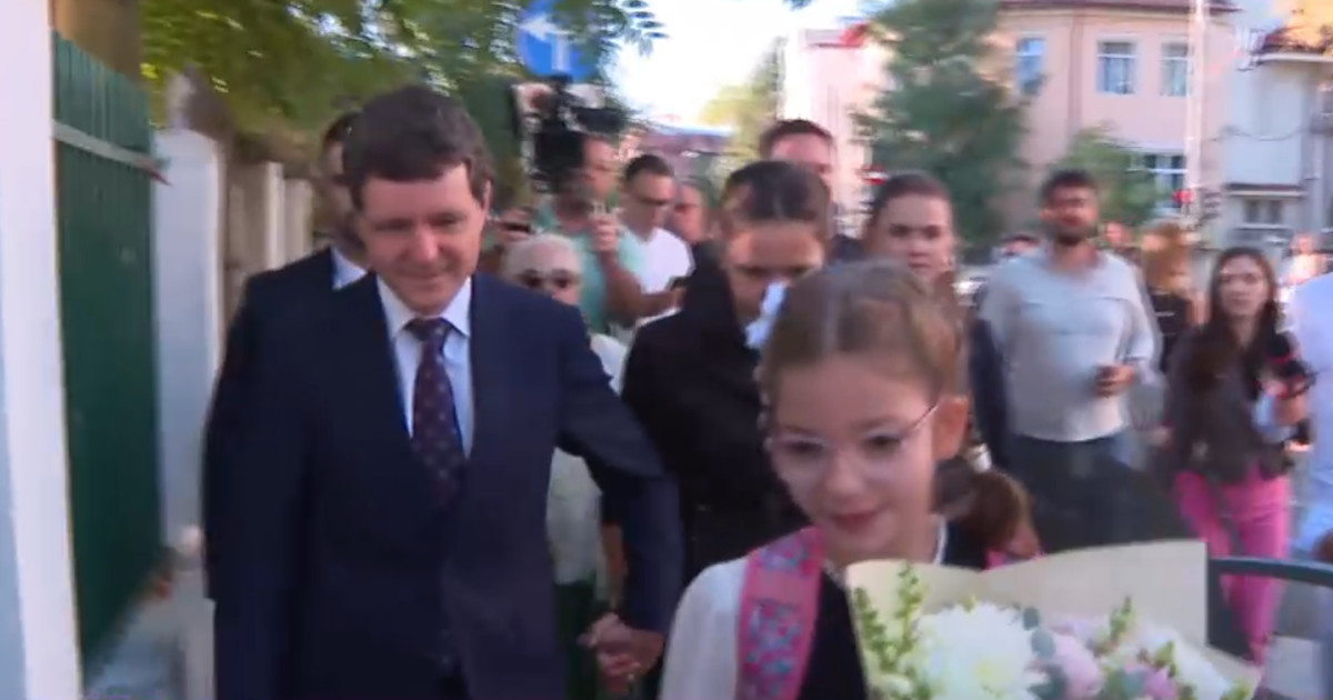 Nicuşor Dan, la școală cu fetița: Educația e mai mult decât note