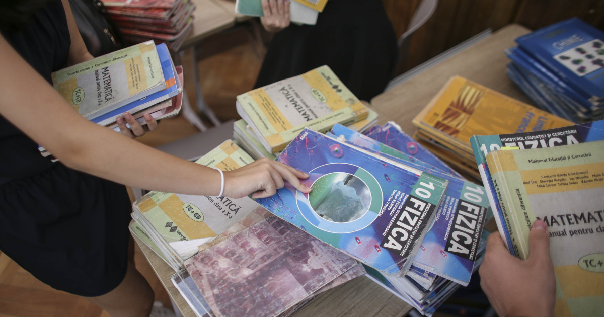 Liceu fără manuale: Ministrul Educației dă termen, promite format digital