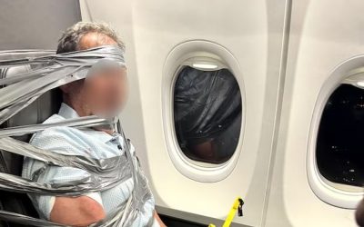 Pasageri legați cu bandă un bărbat recalcitrant
