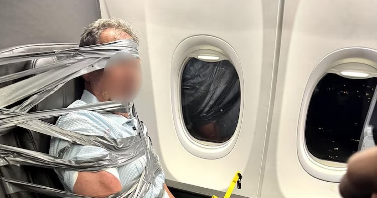 Pasageri legați cu bandă un bărbat recalcitrant