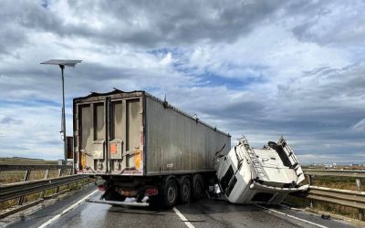 TIR pe centura Suceava: A intrat în parapet, intervin pompierii