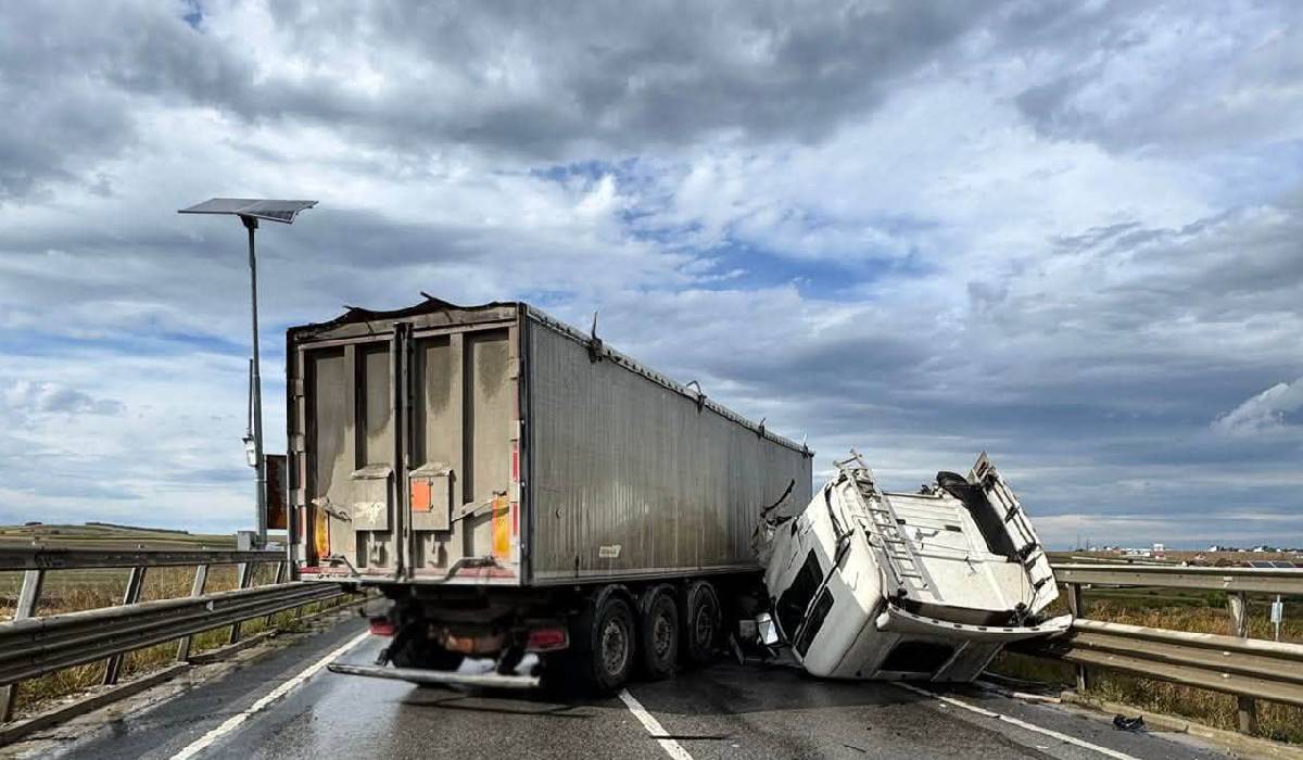 TIR pe centura Suceava: A intrat în parapet, intervin pompierii