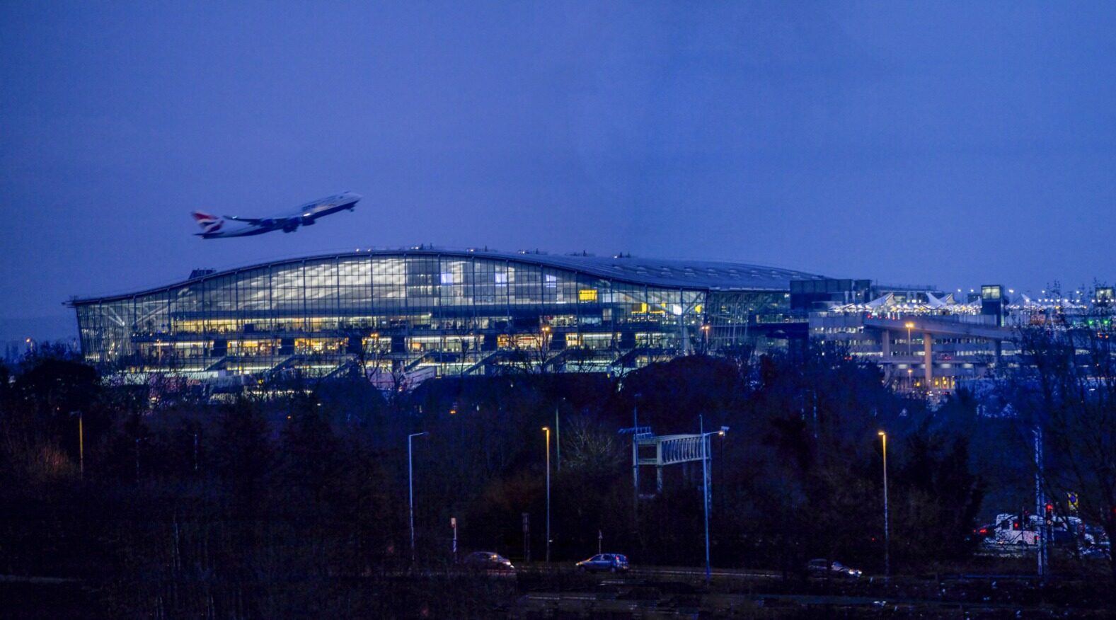 Incendiu la Heathrow blochează trenurile spre aeroportul londonez