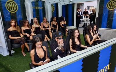 Celebrul rapper, înconjurat de 10 femei misterioase