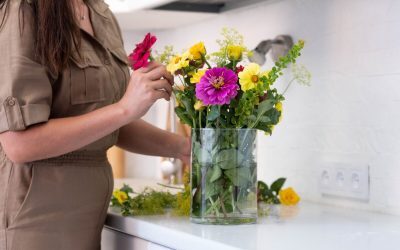 Flori proaspete zile întregi: trucuri simple pentru vază