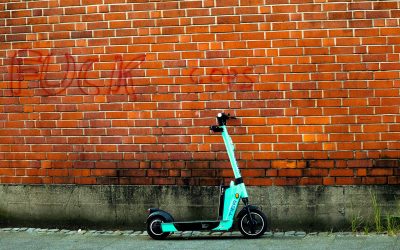 București: Copil pe trotinetă, accidentat grav de o mașină