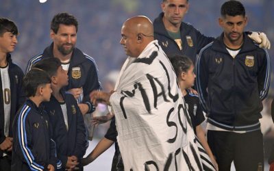 Messi, banner interzis reapărut. Lacrimi la imn