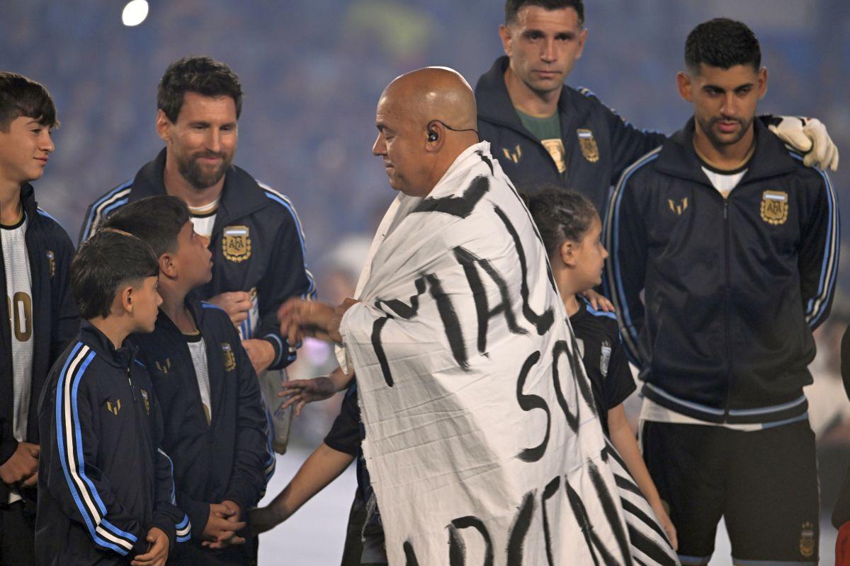 Messi, banner interzis reapărut. Lacrimi la imn