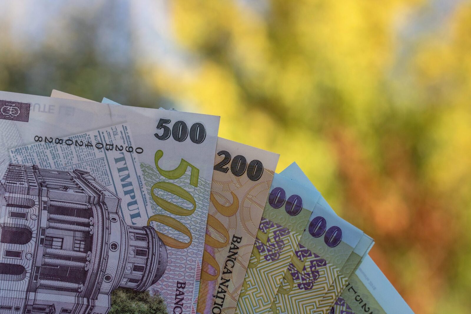 Bursa dublă: 2 luni odată pe card pe 20 noiembrie. Cine ia mai puțin