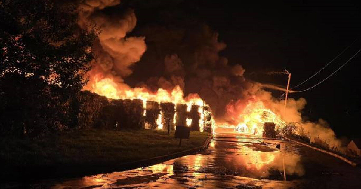 Incendiu cu degajări mari de fum la o staţie de sortare-reciclare deşeuri din apropiere de Sibiu. A fost emis mesaj RO-Alert