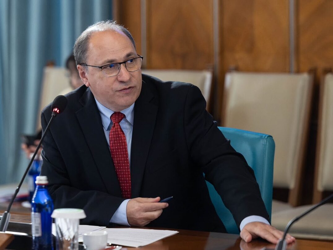 Școală: Mobilitate profesori, gata cu 2 săptămâni înainte