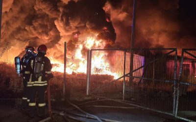 FOTO: Hală de deșeuri în flăcări lângă Sibiu, Ro-Alert emis