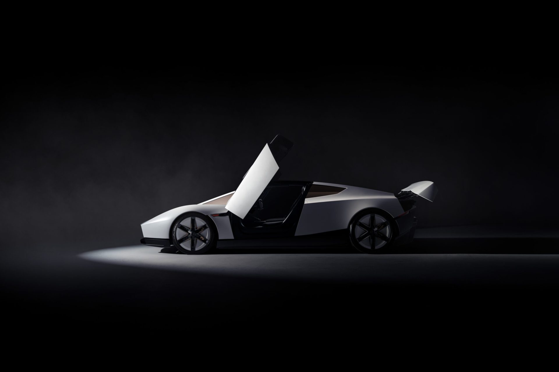 Musk, mașina zburătoare: Glume și conspirații la cote maxime