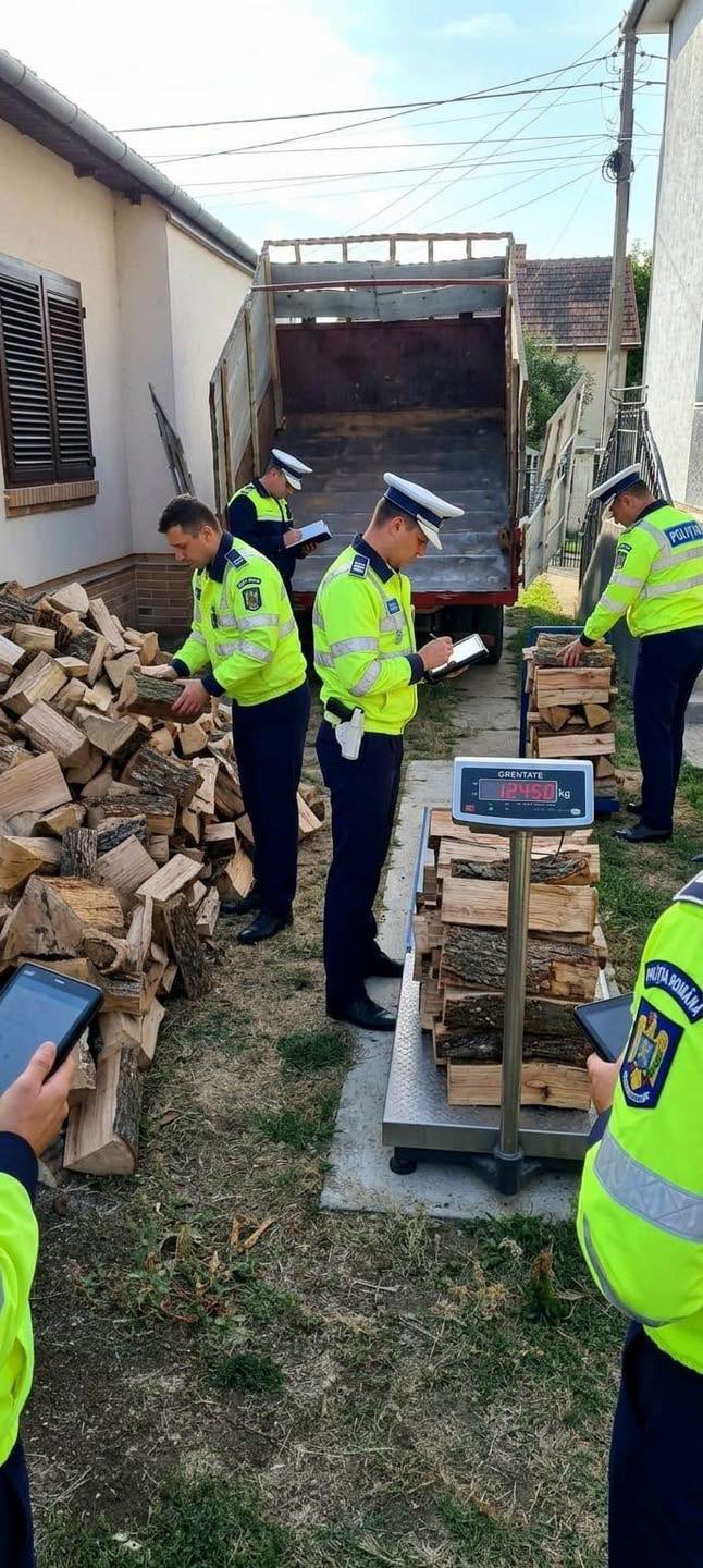 Polițiștii din Satu Mare cântăresc lemne pentru căldură