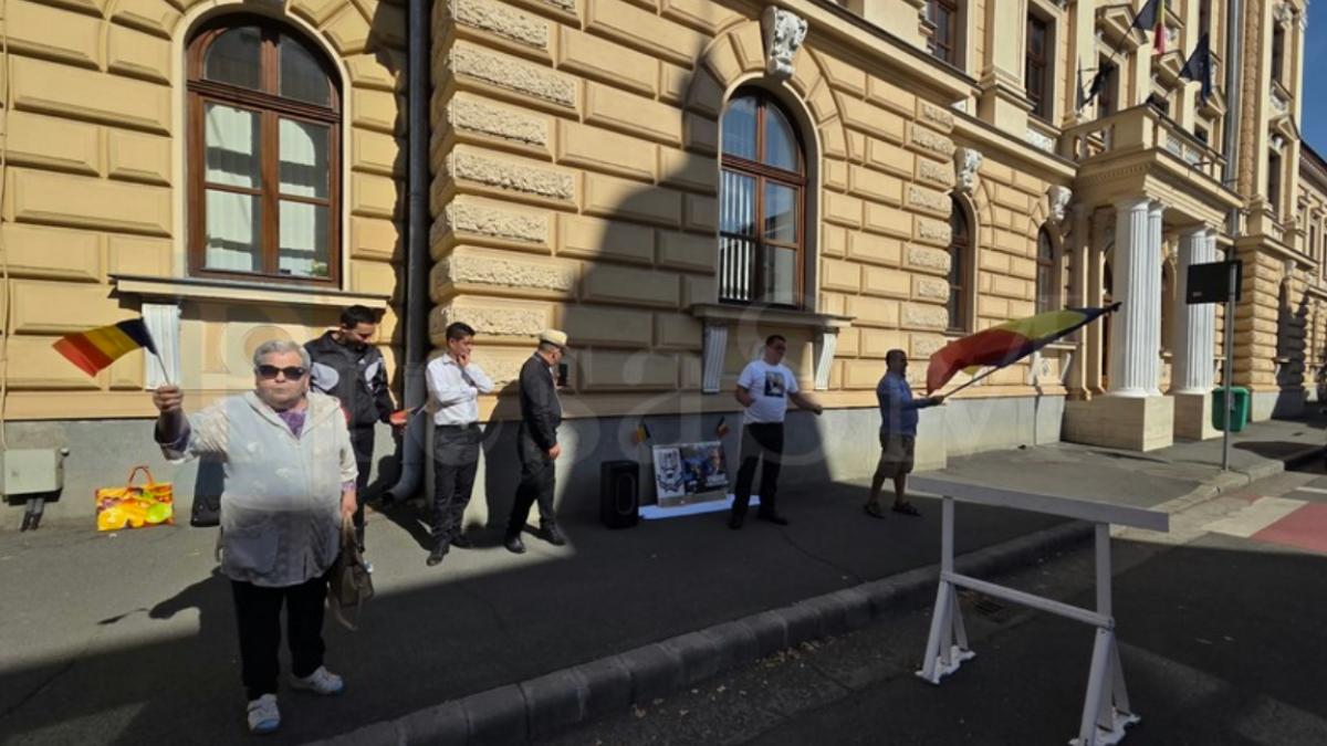 Protest pentru Călin Georgescu, petrecere cu manele și dedicații pentru Cristela